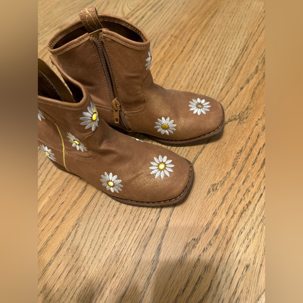 Wonder Nation Brown Kids Boots with Daisy Design